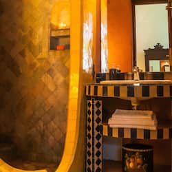 Executive Room - Ambre (King Size) | Bathroom | Shower, hydromassage showerhead, free toiletries, hair dryer