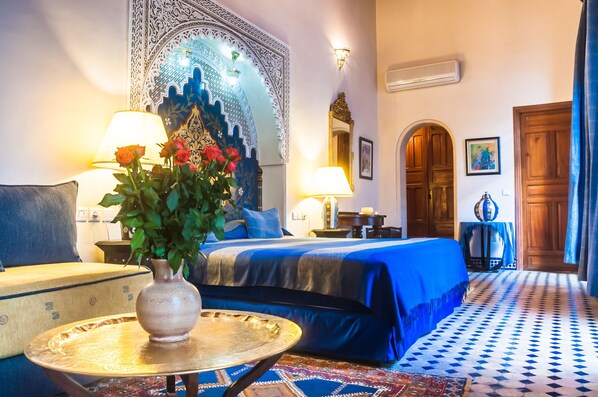 Royal Suite (5 people) View on Patio- Safir (King Size) | Egyptian cotton sheets, premium bedding, pillowtop beds, in-room safe - Riad Zamane Fès - Boutique & Spa (Fes)