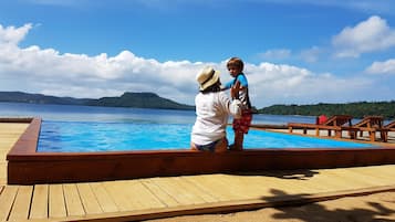 Una piscina al aire libre, tumbonas