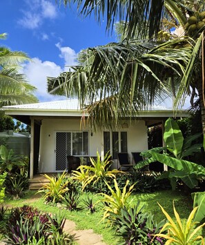 أغطية فراش متميزة وخزنة داخل الغرفة ومكتب وتجهيزات عازلة للصوت