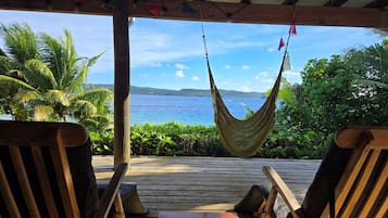 Talo, 2 makuuhuonetta | Ylelliset vuodevaatteet, tallelokero huoneessa, työpöytä, äänieristys