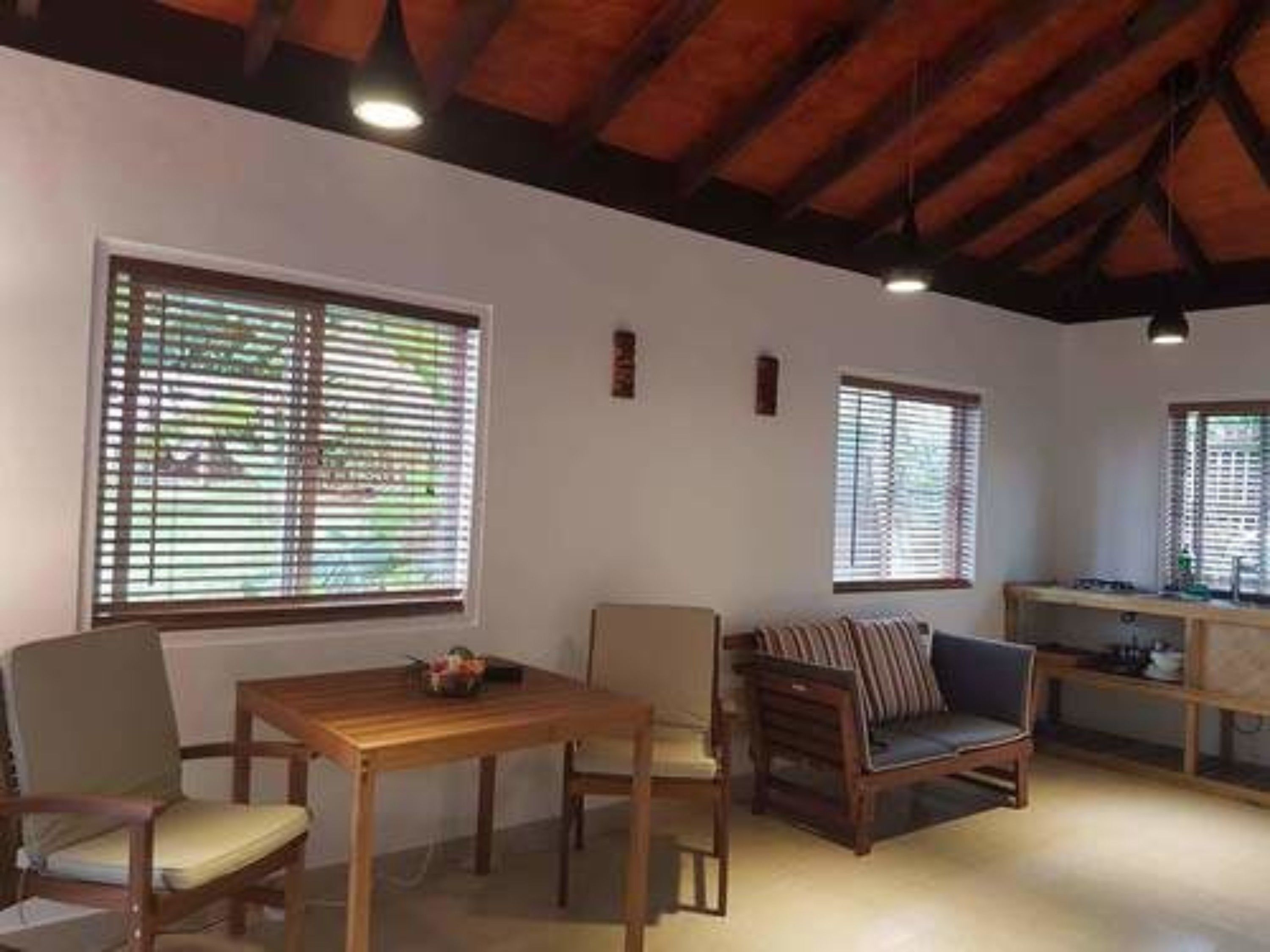 premier bungalow, 1 bedroom, partial ocean view | living room