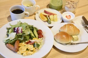 Daily buffet breakfast (JPY 1400 per person)