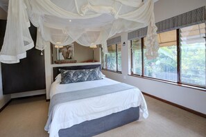 Caja de seguridad en la habitación y escritorio