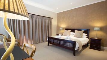 Brankas, meja kerja, ruang kerja ramah laptop, dan setrika/meja setrika