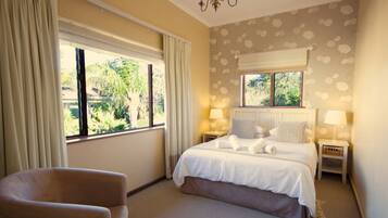 Suite de lujo, 1 habitación (Balcony Suite) | Caja de seguridad en la habitación y escritorio