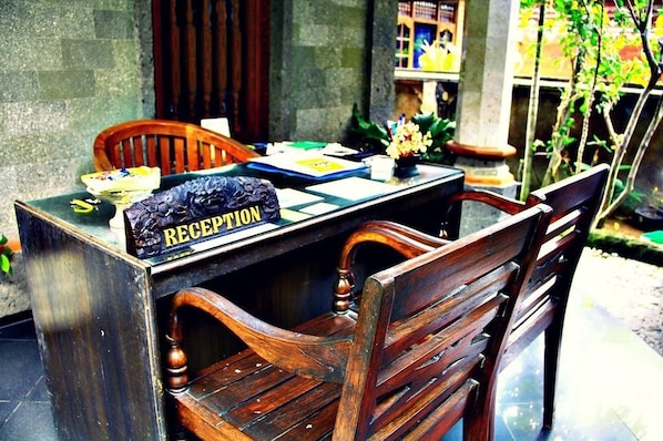 Outdoor dining - Nakula Guest House (Kuta)
