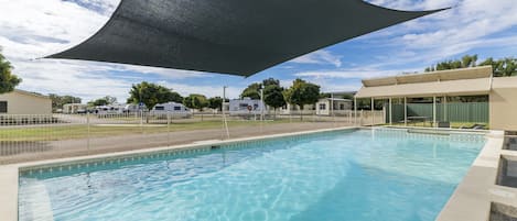 Una piscina al aire libre