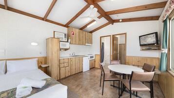 Villa familiar, 1 habitación | Zona de estar | Una televisión de pantalla plana