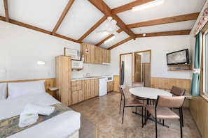 Familienvilla, 1 Schlafzimmer | Wohnbereich | Flachbildfernseher