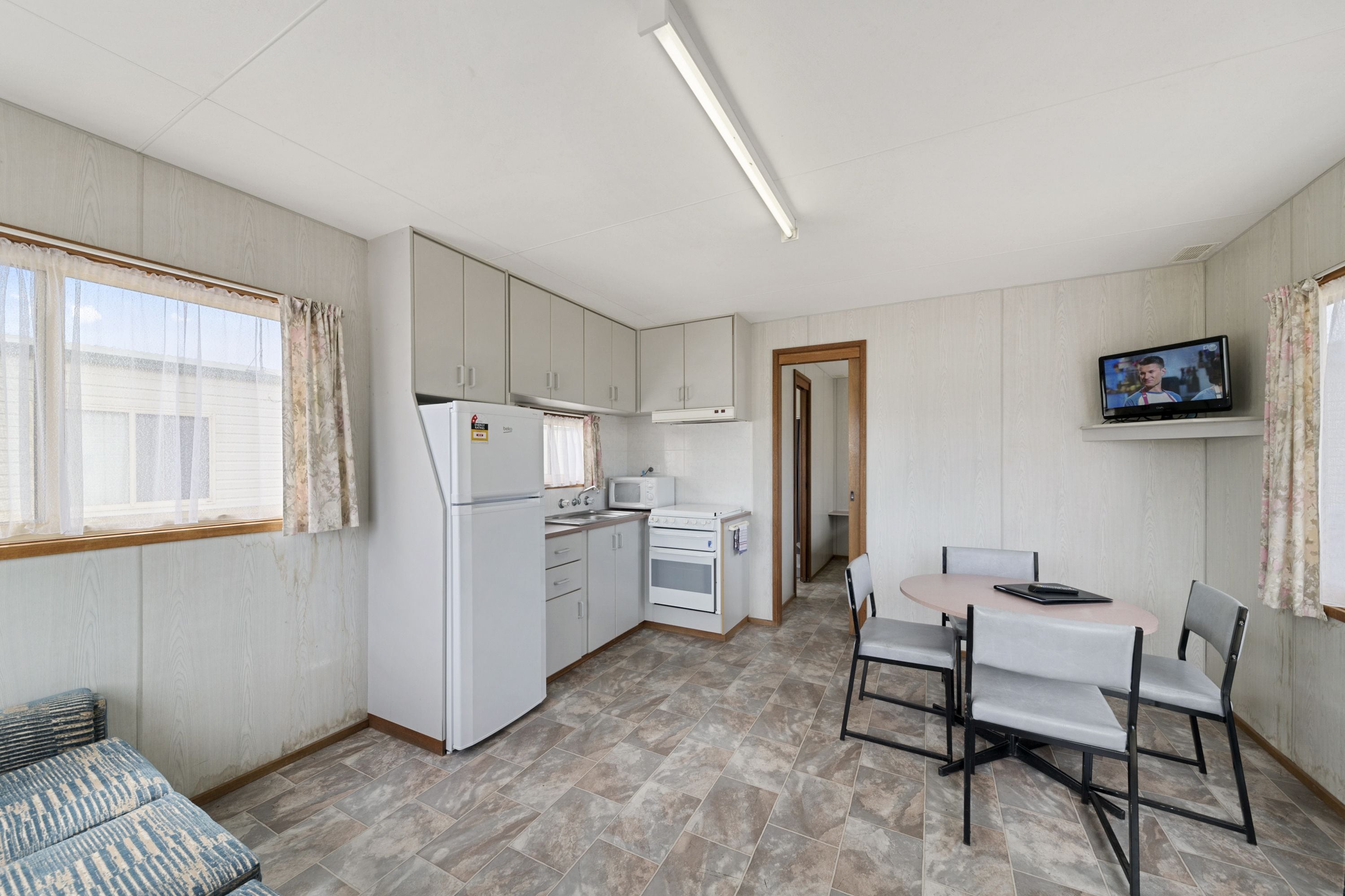 Cabaña, 1 habitación, baño en la habitación | Área de sala de estar | Televisión de pantalla plana 