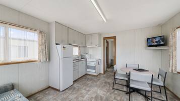 Cabaña, 1 habitación, baño en la habitación | Área de sala de estar | Televisión de pantalla plana