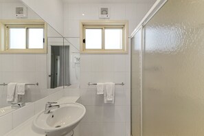 Suíte família, 3 quartos | Banheiro | Toalhas de banho 