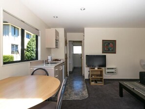 Minikylskåp, mikrovågsugn, spishäll och vattenkokare