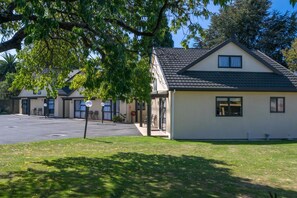 BBQ/picnic Area - Ashleigh Court Motel (Blenheim)
