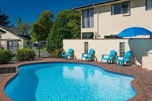 Outdoor pool, pool loungers - Ashleigh Court Motel (Blenheim)