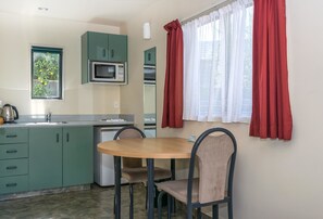 Studio | Private kitchenette | Mini-fridge, microwave, stovetop, electric kettle - Ashleigh Court Motel (Blenheim)
