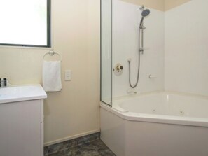 Bathroom - Ashleigh Court Motel (Blenheim)
