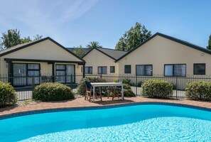 开间 | 室外游泳池 | 室外游泳池,日光浴躺椅