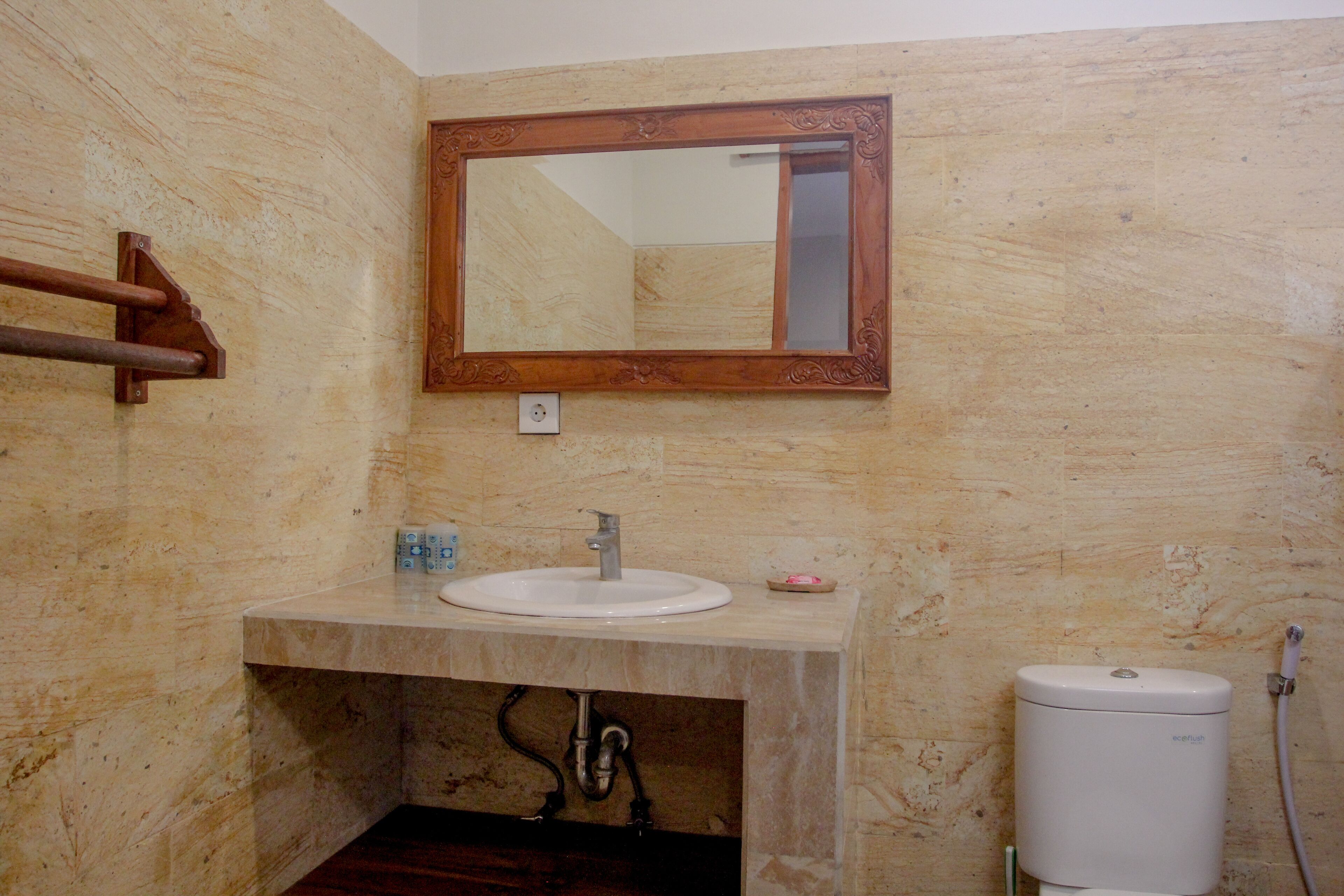 elite studio suite | bathroom | shower, free toiletries, towels, soap