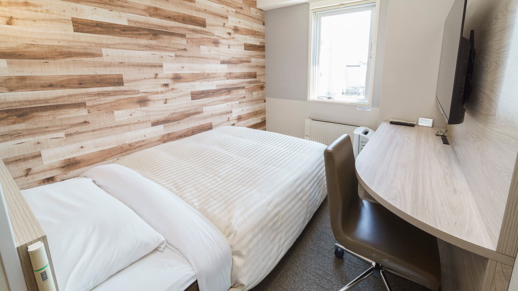 Desk, soundproofing, free WiFi, bed sheets