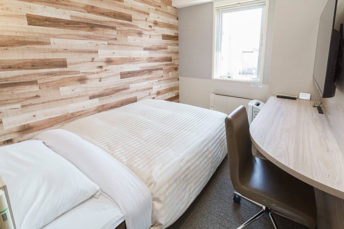 Desk, soundproofing, free WiFi, bed sheets