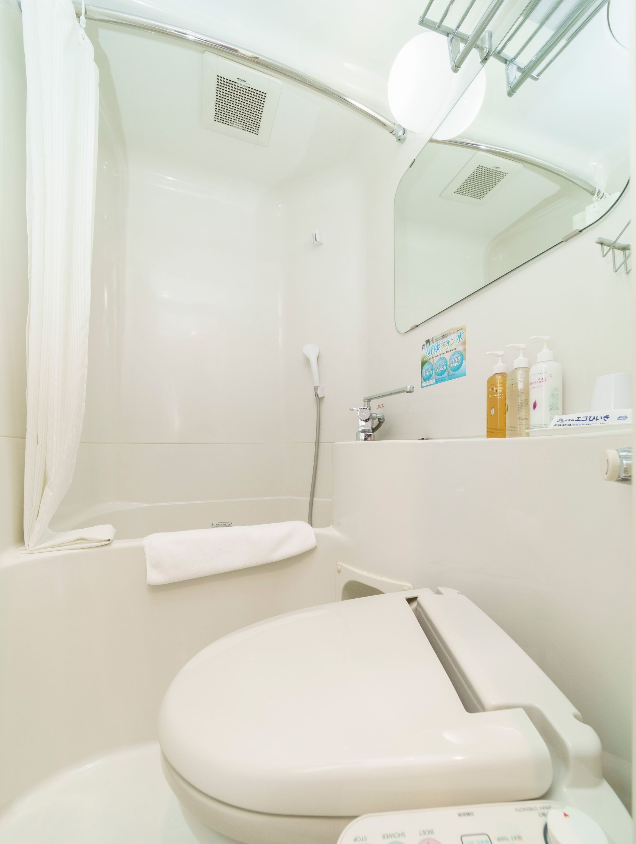 Combined shower/tub, deep soaking tub, free toiletries, hair dryer