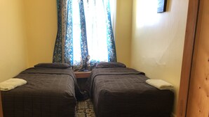 Chambre, salle de bains commune