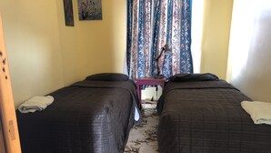 Chambre, salle de bains commune
