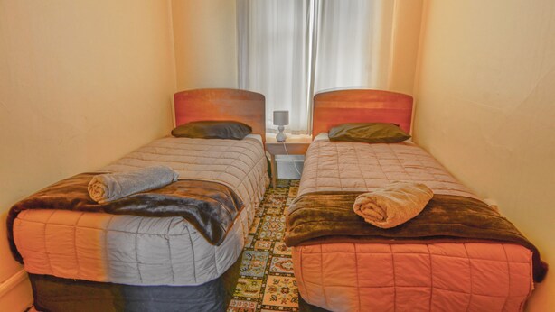 Chambre, salle de bains commune