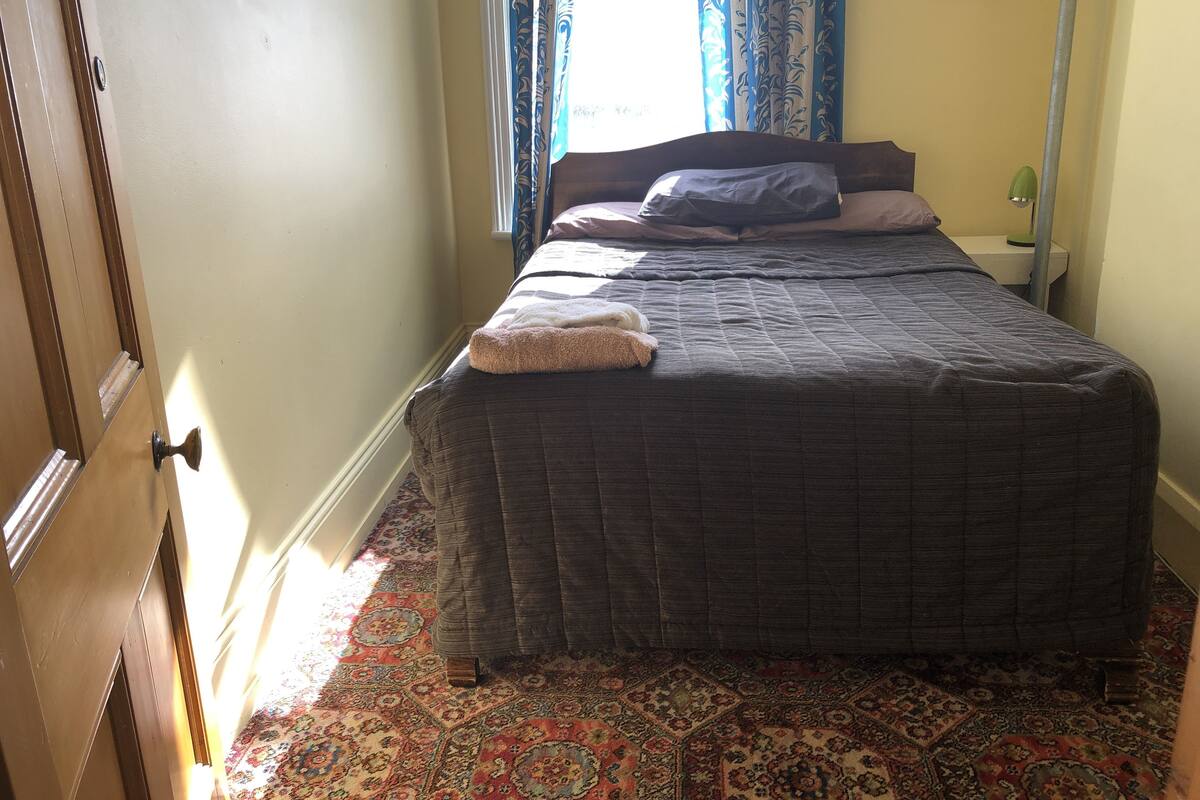 King Single, Shared Bathroom | WiFi (free), bed sheets