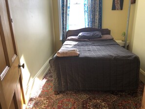 King Single, Shared Bathroom | Free WiFi, bed sheets - Empire Backpackers (Oamaru)