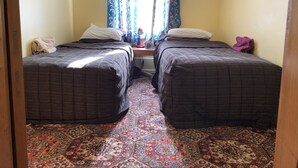 Chambre Double, 1 lit double, salle de bains commune