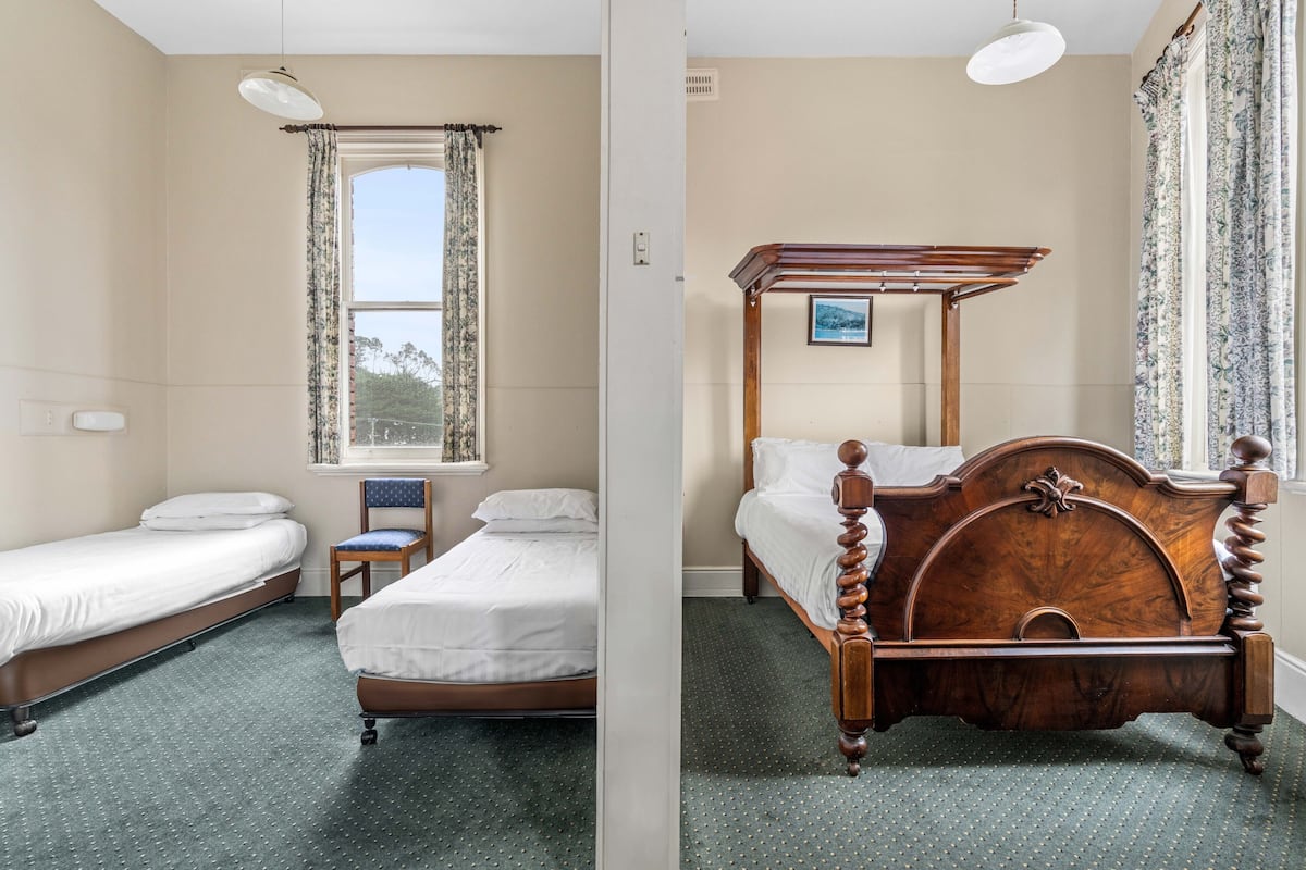 Chambre Familiale, salle de bains attenante | Wi-Fi gratuit, draps fournis
