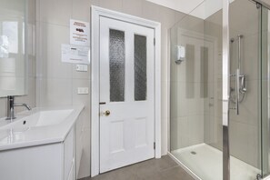 Shower, free toiletries, towels - Empire Hotel Queenstown (Queenstown)