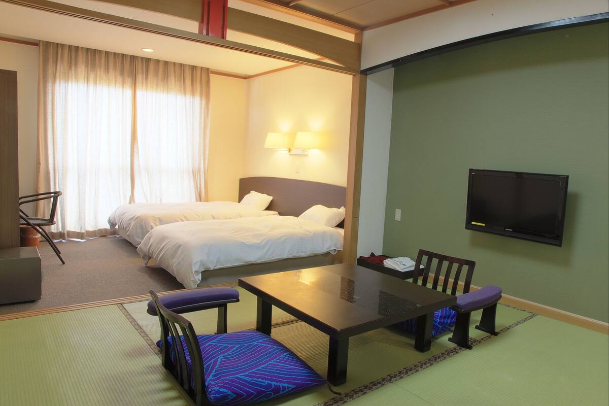 Zimmer (with Tatami Area) | Zimmersafe, Schreibtisch, Verdunkelungsvorhänge, Bügeleisen/Bügelbrett