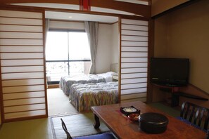 Traditional-Vierbettzimmer (Japanese Style) | Zimmersafe, Schreibtisch, Verdunkelungsvorhänge, Bügeleisen/Bügelbrett