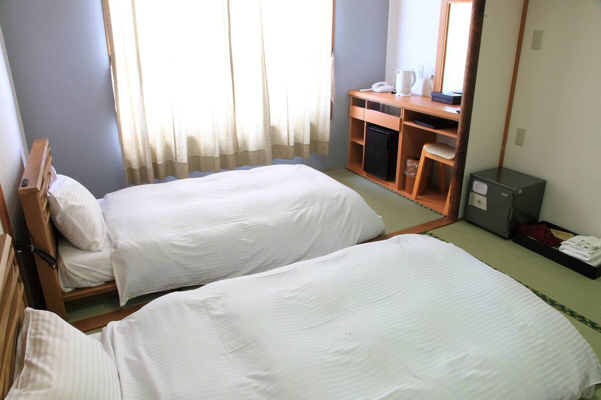 Traditional-Zweibettzimmer (Japanese Style) | Zimmersafe, Schreibtisch, Verdunkelungsvorhänge, Bügeleisen/Bügelbrett
