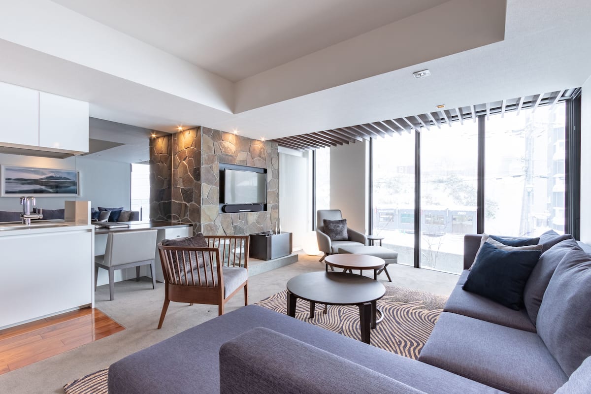 Un espacio de estar moderno con cocina, comedor y zona de estar.