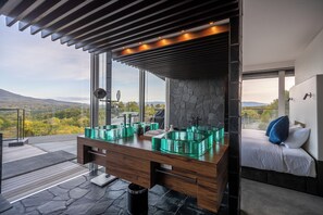 Hypo-allergenic bedding, in-room safe, desk, soundproofing - The Vale Niseko (Kutchan)