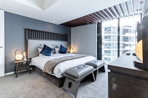 Suíte, 2 quartos, para não fumantes (2 Bedroom Suite) | Roupas de cama antialérgicas, cofres nos quartos, escrivaninha