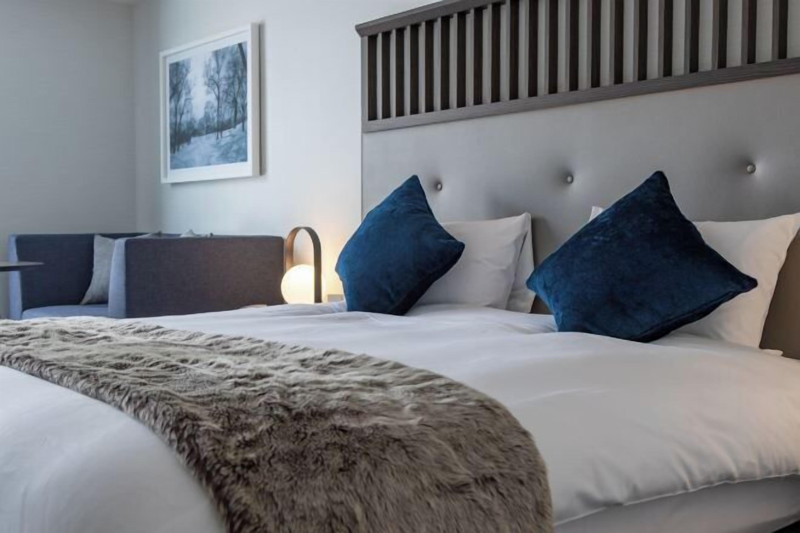 เครื่องนอนป้องกันสารก่อภูมิแพ้, ตู้นิรภัยในห้องพัก, โต๊ะทำงาน