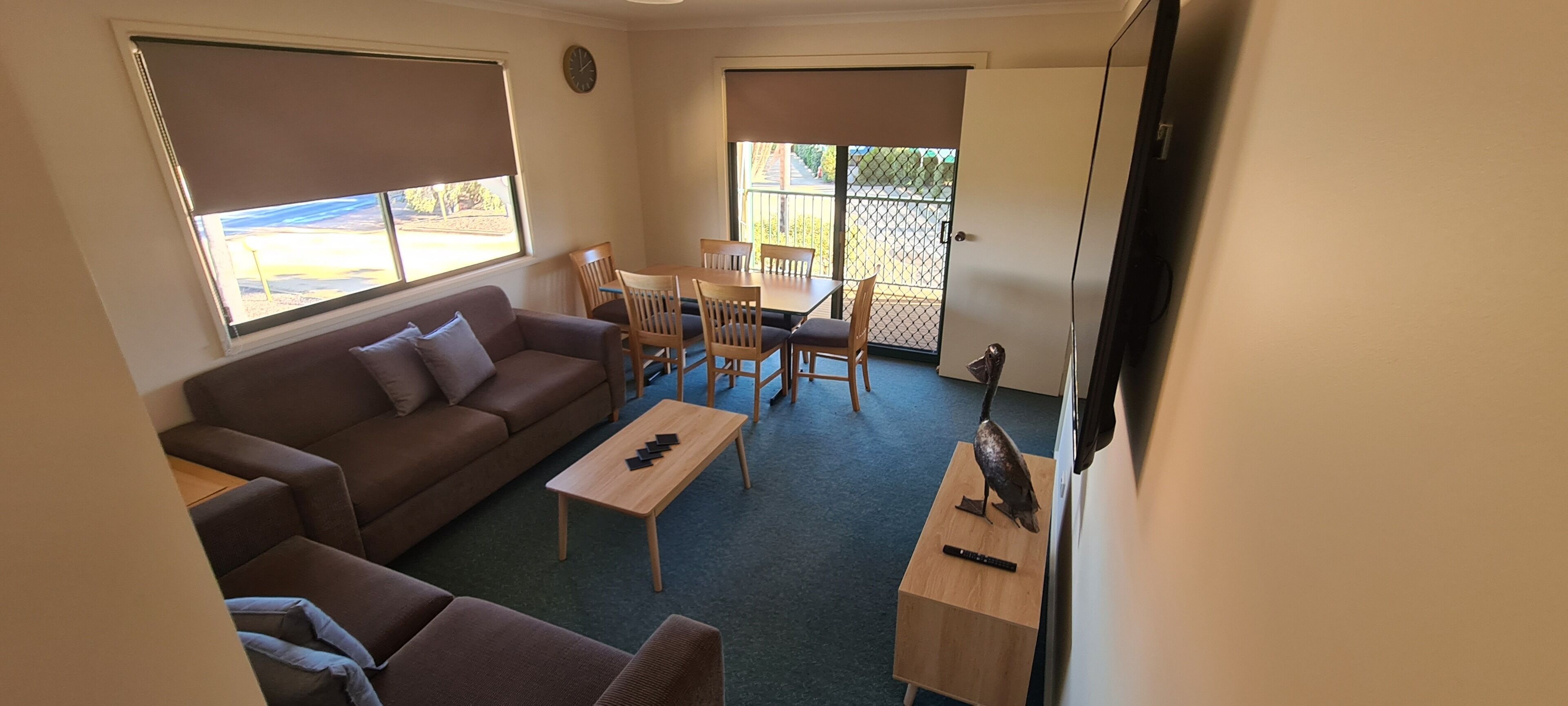 Un espacio habitable compacto con sofá, mesa de centro y mesa de comedor.