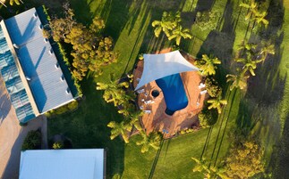 Una piscina al aire libre de temporada