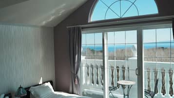 Deluxe Twin Room, 2 Twin Beds, Balcony, Partial Sea View | Hypo-allergenic bedding