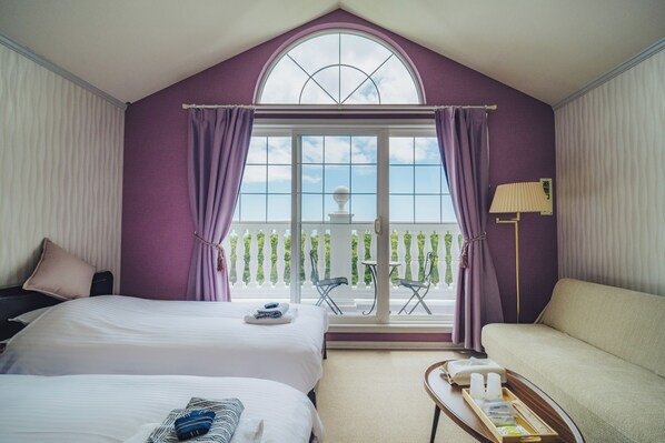 Chambre Deluxe avec lits jumeaux, 2 lits jumeaux, balcon, vue partielle sur la mer | Literie hypoallergénique