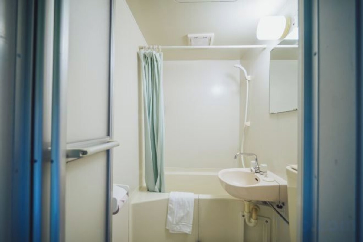 Bañera con ducha, artículos de tocador gratuitos, secador de pelo, batas