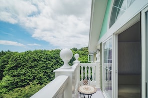 Deluxe Twin Room, 2 Katil Bujang (Single), Balcony, Partial Sea View | Teres/patio