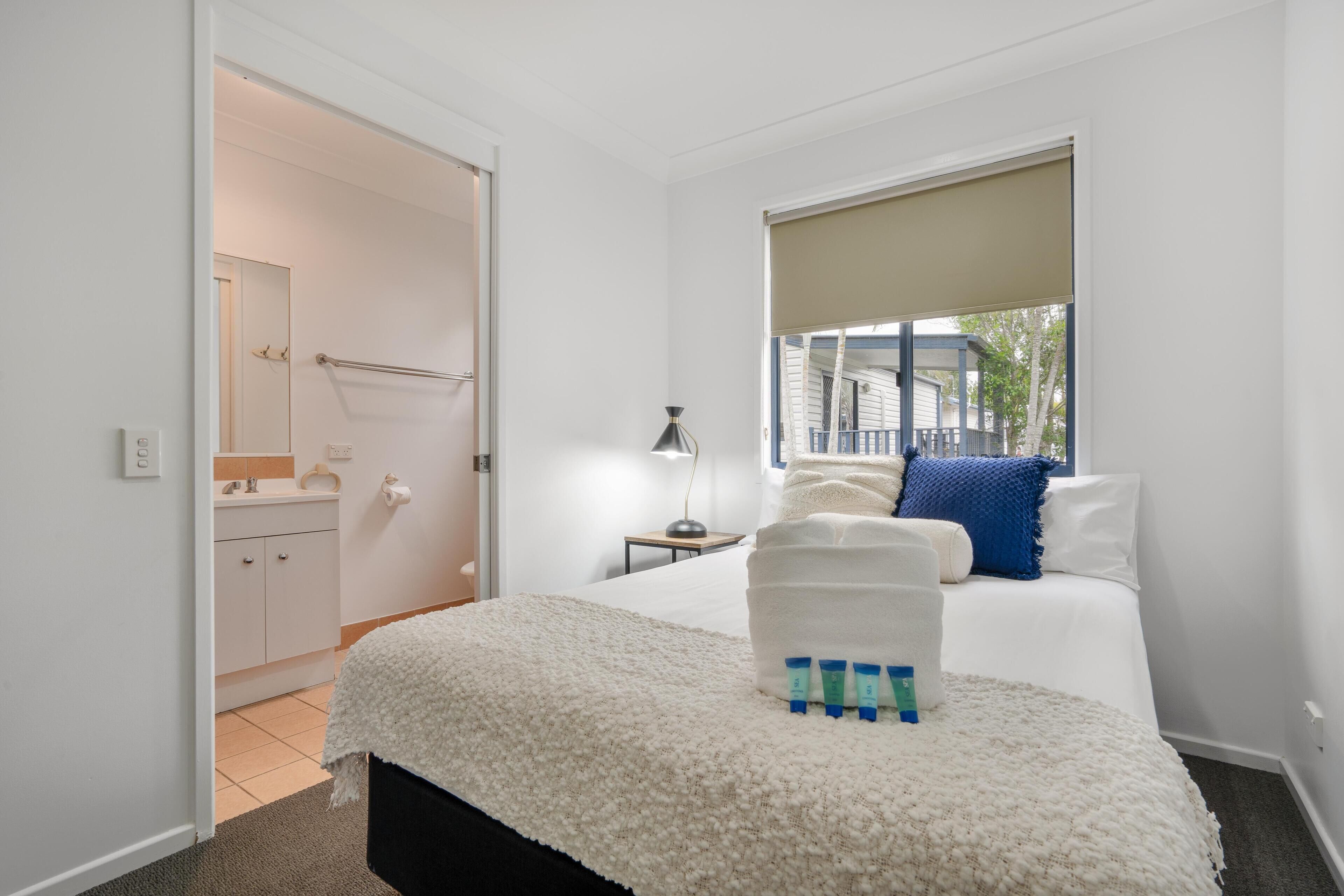 Standard Cabin | Iron/ironing board, free WiFi, bed sheets