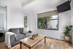 Cabaña estándar | Área de sala de estar | Televisión de pantalla plana